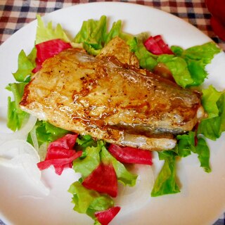 太刀魚のソテーと赤カブサラダ